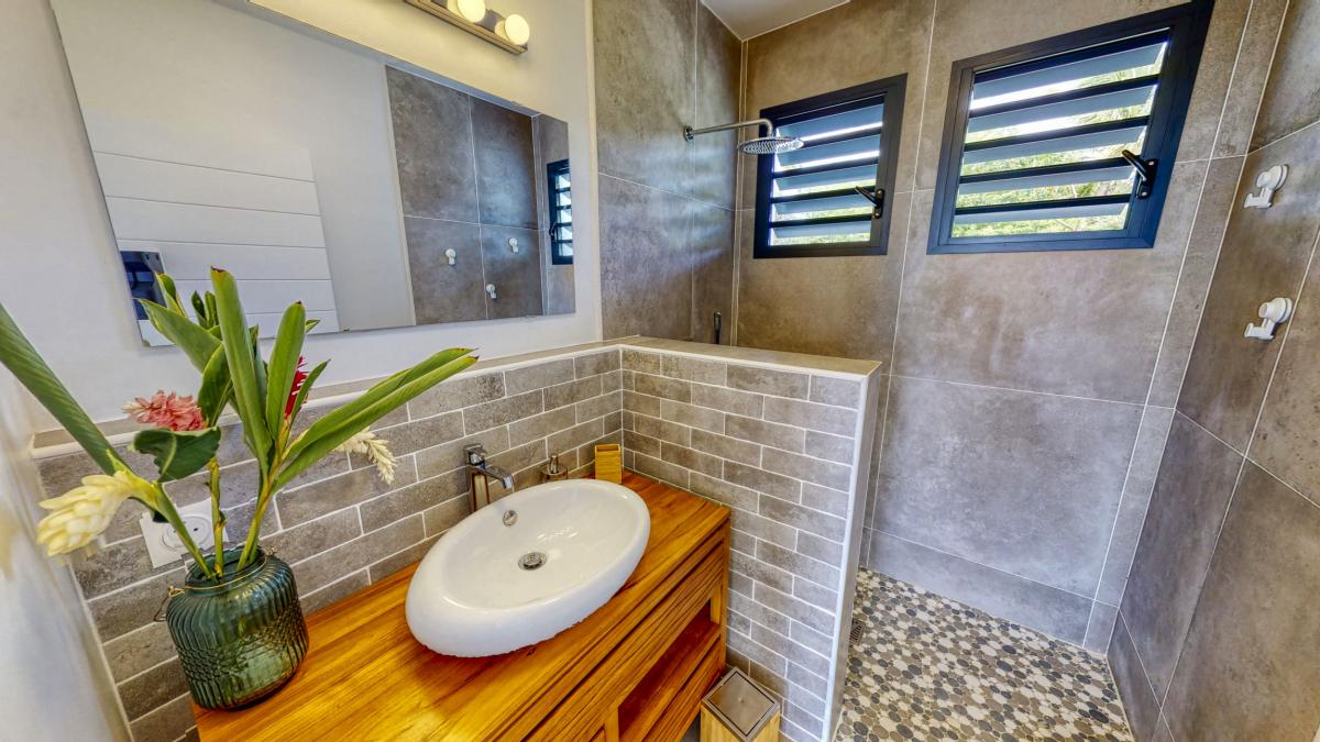 28.Location villa piscine vue mer Sainte Anne Guadeloupe